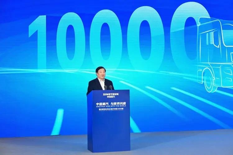 譚旭光:中國重汽單月出口破萬輛,創(chuàng)造了我國重型卡車行業(yè)出口的里程碑!